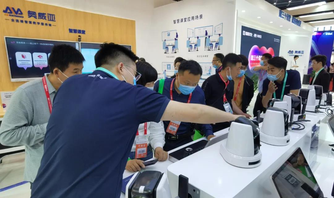 來賓親身體驗奧威亞產品.jpg